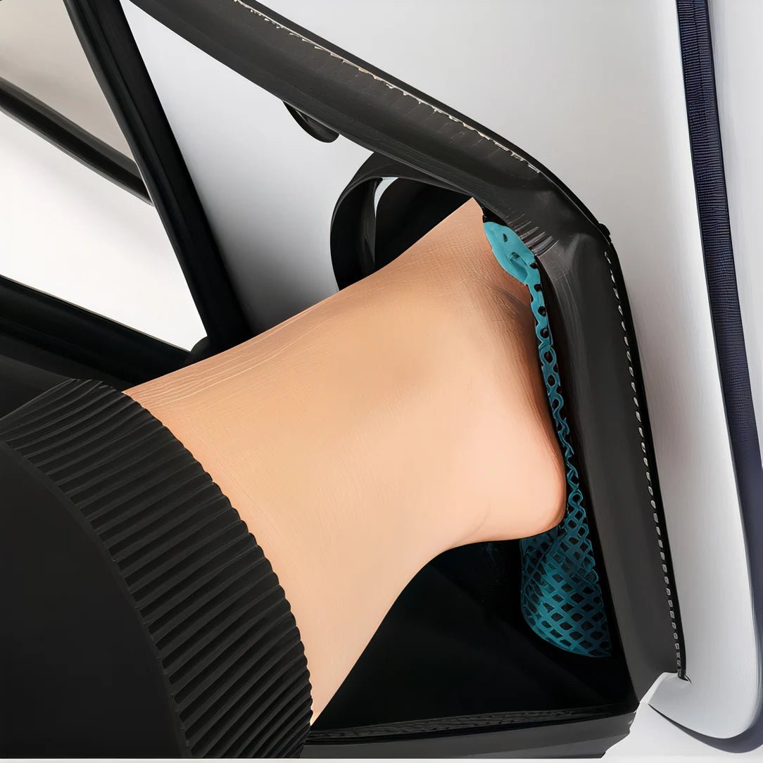 Pied avec chaussette noire enfilant une chaussure à talon noire avec fermeture éclair teal
