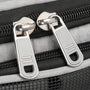 Deux tirettes de fermeture éclair métalliques brillantes sur textile sombre pour Sac de transport Cocoon Duo
