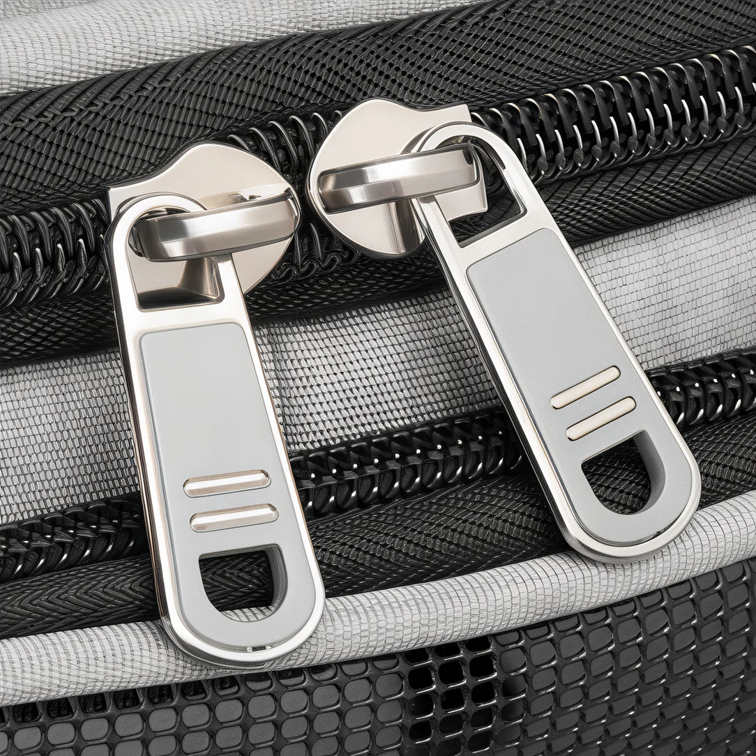 Deux tirettes de fermeture éclair métalliques brillantes sur textile sombre pour Sac de transport Cocoon Duo