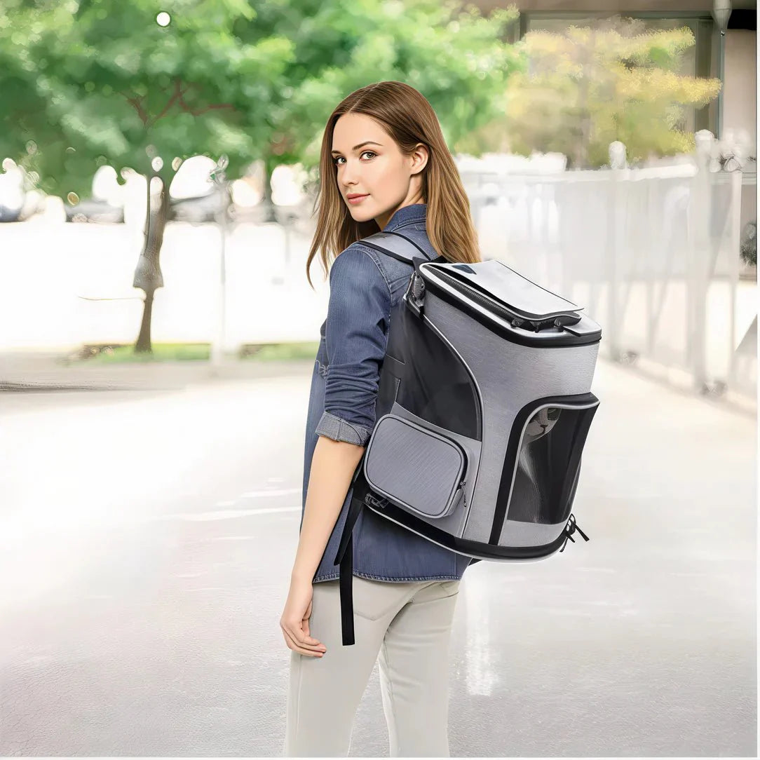 Femme portant un sac de transport extensible pour chat Cocoon avec fenêtres en mesh