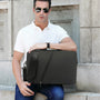 Sac de voyage format valise MoveCase I en gris foncé avec bandoulière et poche zippée diagonale