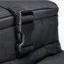 Boucle en plastique noire avec sangle en nylon noir sur sac isotherme bandoulière 27L