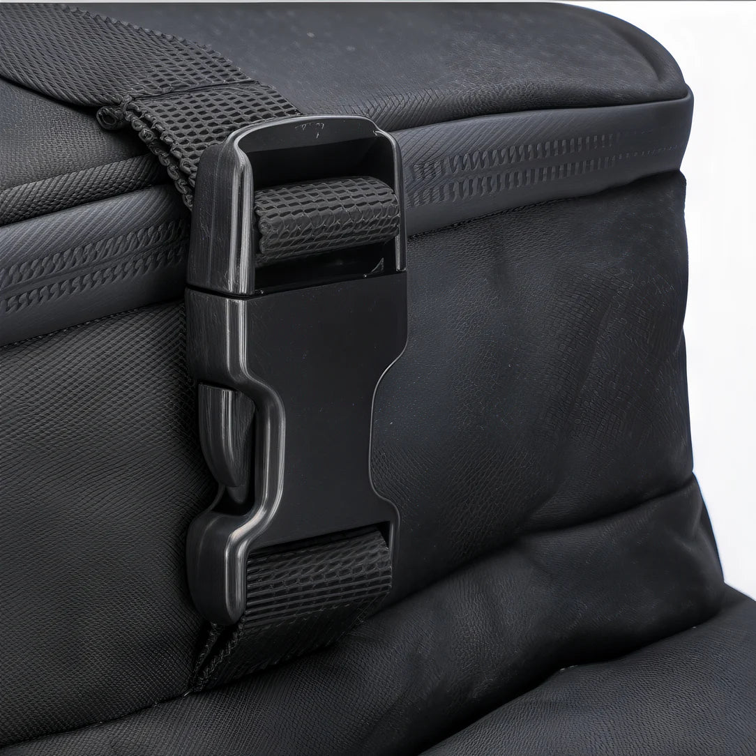 Boucle en plastique noire avec sangle en nylon noir sur sac isotherme bandoulière 27L