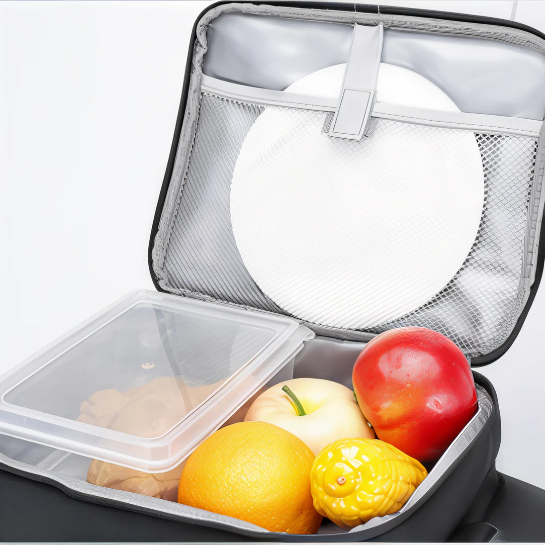 Sac isotherme bandoulière 27L ouvert avec lunch box, fruits et assiette à l’intérieur