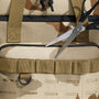 Ciseaux ouverts sur un sac isotherme camouflage désert pour produits réfrigérés