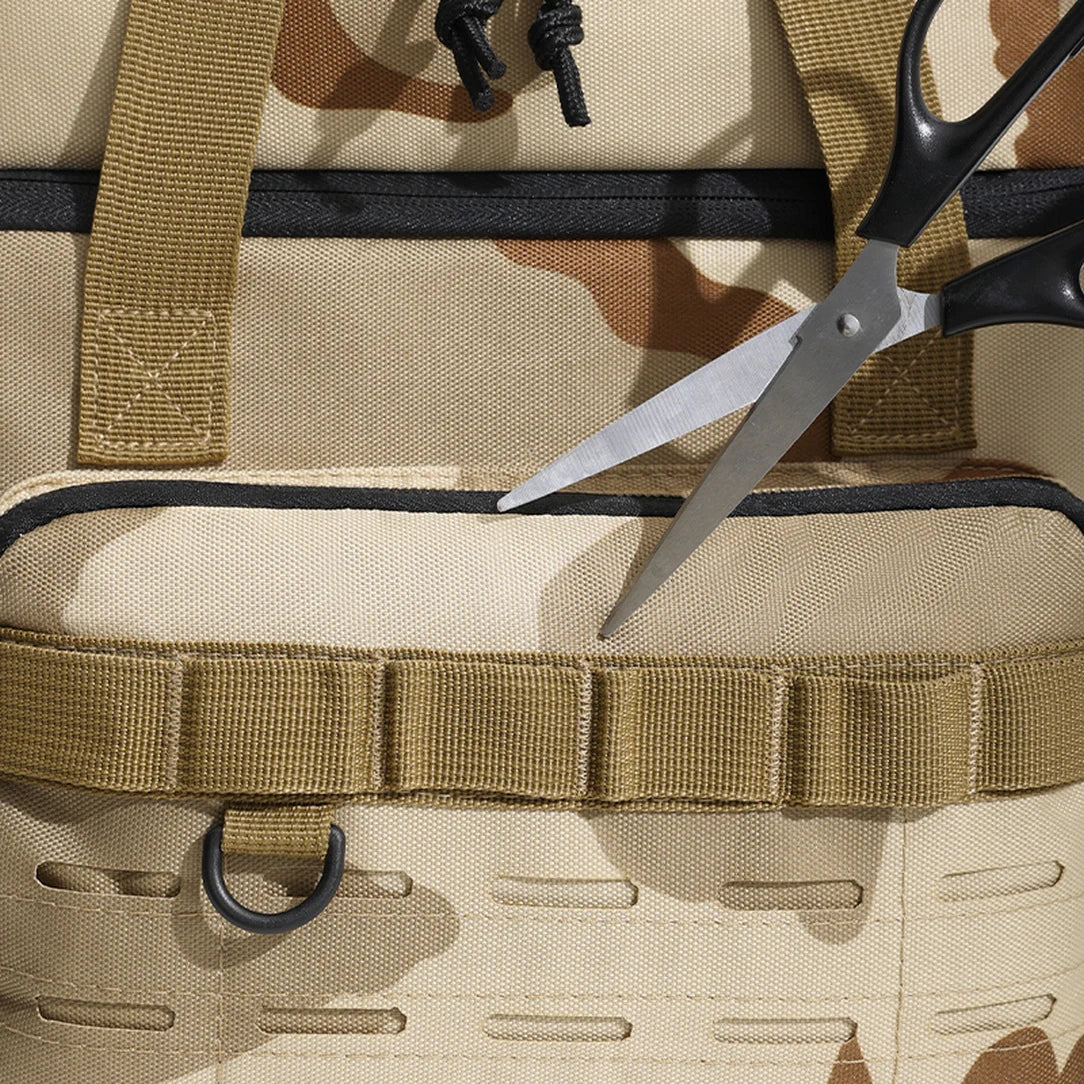 Ciseaux ouverts sur un sac isotherme camouflage désert pour produits réfrigérés
