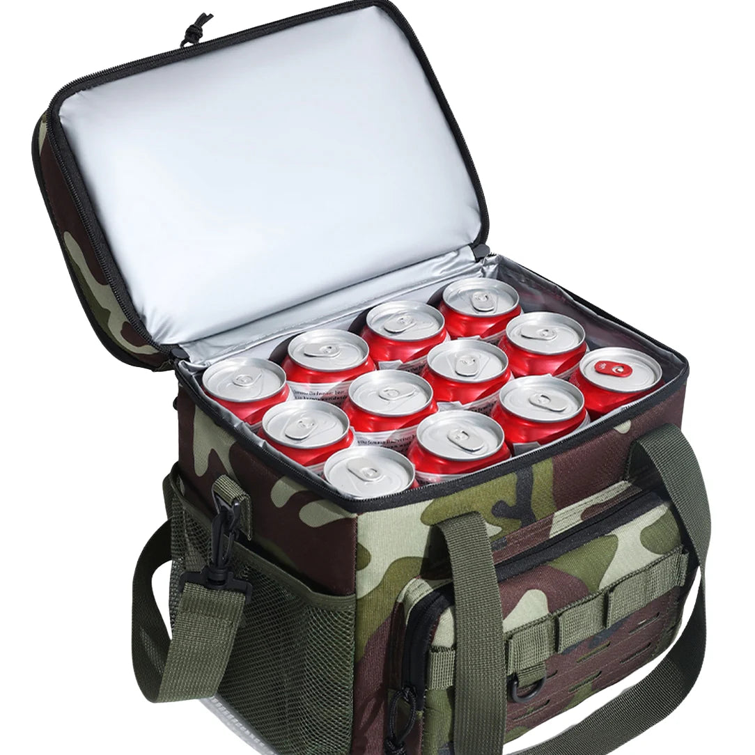 Sac isotherme camouflage avec douze canettes de boisson rouges à l’intérieur