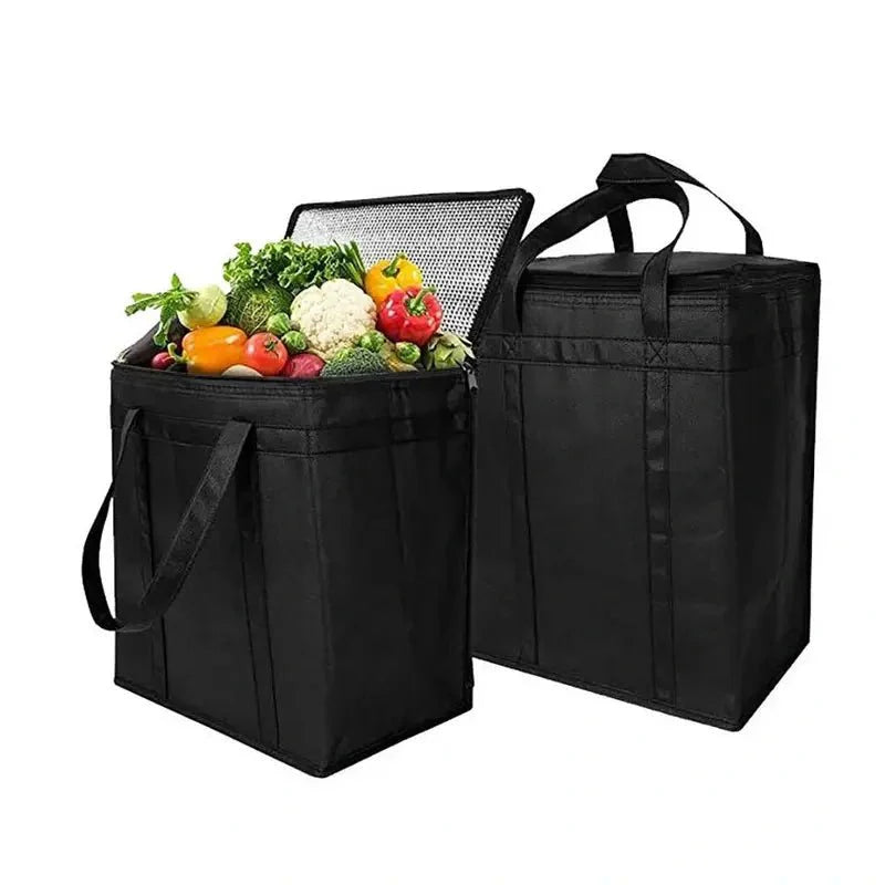 Sac à dos isotherme 20l avec deux sacs noirs isolés, un ouvert avec des produits frais