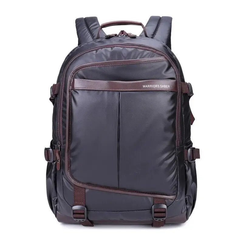 Sac urbain homme sac à dos gris foncé avec accents en faux cuir marron et plusieurs compartiments